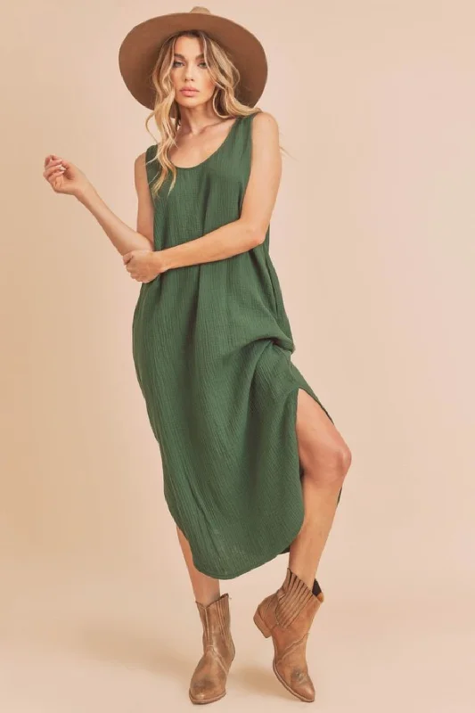 Midi dresses with tiered skirts for a bohemian festival look Aemi + Co Round Neck Midi Tank Dress with Pockets Midi dresses with tiered skirts for a bohemian festival look Aemi + Co Round Neck Midi Tank Dress with Pockets