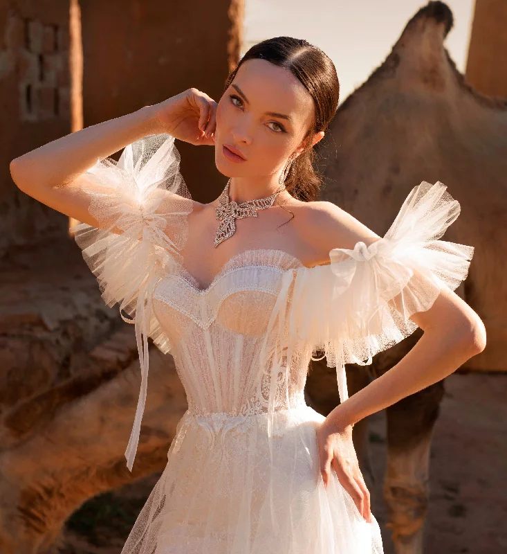 Angelic Beauty: Strapless Wedding Gown with Removable Puff Sleeves