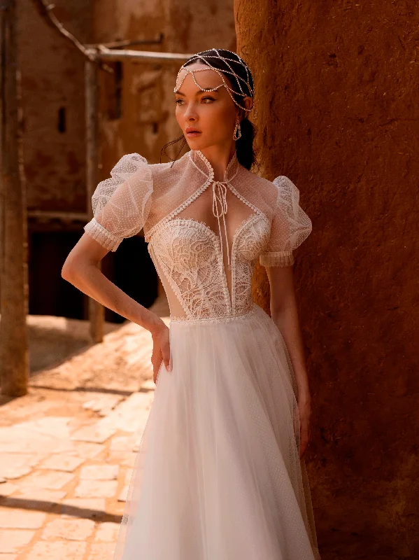 So Chic: Strapless Wedding Dress with Bolero